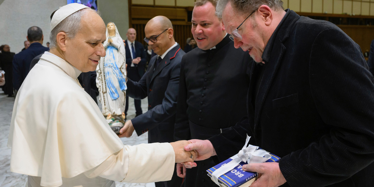 Pope Leo XIV greeting Kevin Matthews